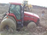 Sárdagasztás traktorral