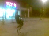 Városi bringa edződik a Tesco parkolójában