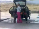 Szőke nő autót mos