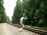 Idióta gyerek vs vonat