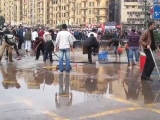 A tüntetők takarítják az utcákat