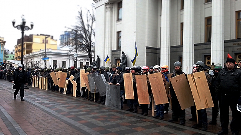 Steampunk hadsereg védi az ukrán parlamentet