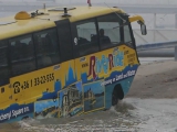 Kétéltű busz a Dunán és a rakparton.