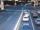 Felrobbant alatta a kocsi a kereszteződésben
