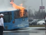 Lángol a busz Vecsésen