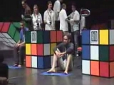 Rubik kocka kirakása lábbal