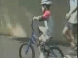 Bicikli + gyerekek = ütközések
