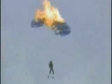 Extreme ejtőernyős ugrás, lángoló ejtőernyővel