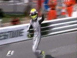 Jenson Button a dobogóhoz fut miután megnyeri...