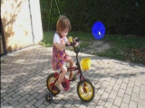 Lili első méterei bringán