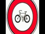 Kerékpárral behajtani tilos