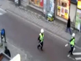 Svéd rendőrök tömegoszlatnak