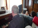 Papi zongorázik