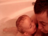 fürdés apával és puszi apának !:)