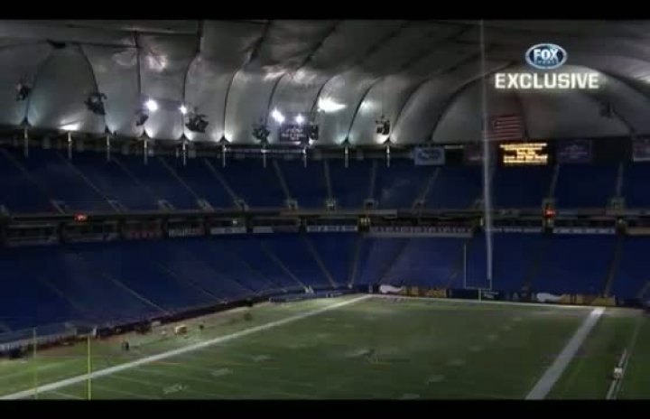 Beszakadt a hótól a stadion