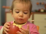 Johanna egy hatalmas almát eszik