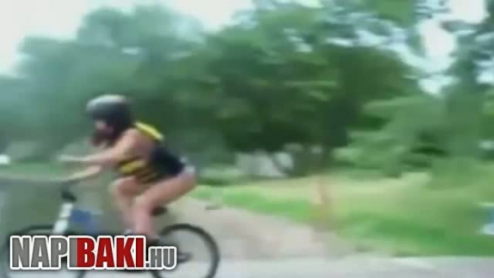 Biciklis lány esése