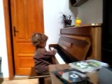 Benedek zongorázik