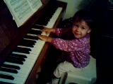 Hanna zongorázik