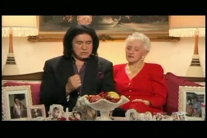 Gene Simmons magyarul énekel édesanyjával