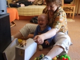 Tomi (8 hónapos) a nagymamával játszik