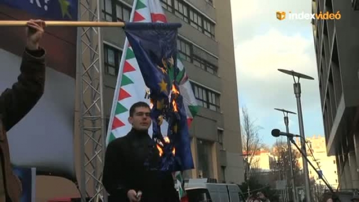 EU-zászlót égetett a Jobbik