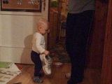 Tomi (15 hónapos) cipőt ad Apára