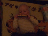 Tomi (15 hónapos) fekve szájharmonikázik