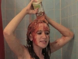 Lány a zuhanyzóban