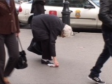 Egész Bp.-et kézzel takarítja a 79 éves nő!