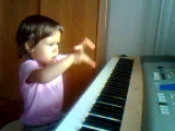 Hanna énekel+zongorázik