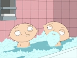Stewie és Csicska Stewie fürdik