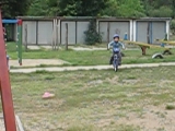 Kistarcsán a játszótéren Krisz biciklizik