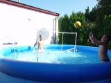 Beni és Dani röplabdázik a medencében