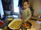 Csongor lasagna-t készít