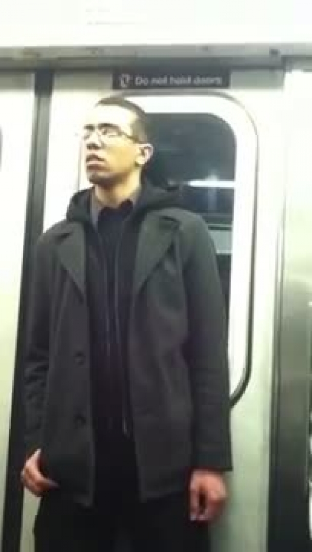 Állva alvó srác a metrókocsiban