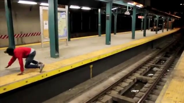 Életveszélyes játék a metróvágánnyal