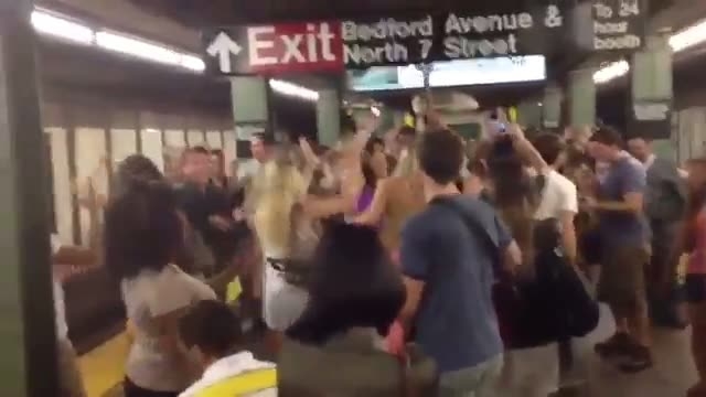 Közös éneklés a metrómegállóban