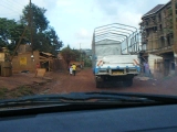 Cingi autót hajt Ugandában