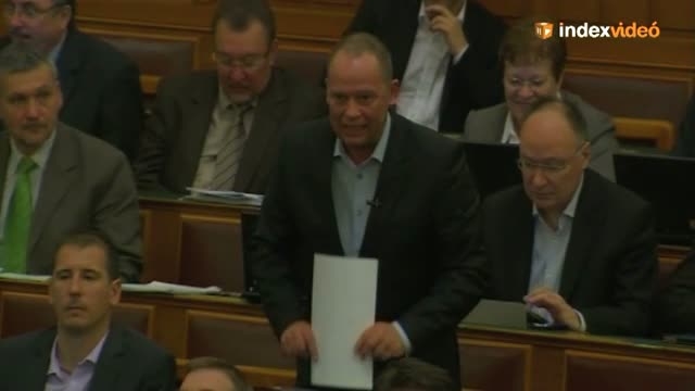 Szanyi Tibor bemutat a Parlamentben
