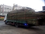 Kínai módi -  teherautó lerakodás