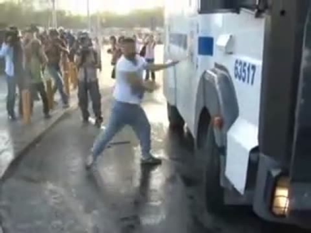 TOMA'dan Göstericiye Sert Müdahale - İstanbul, Taksim Gezi Parkı Eylemi