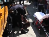 Zombi nőt elviszik a rendőrök