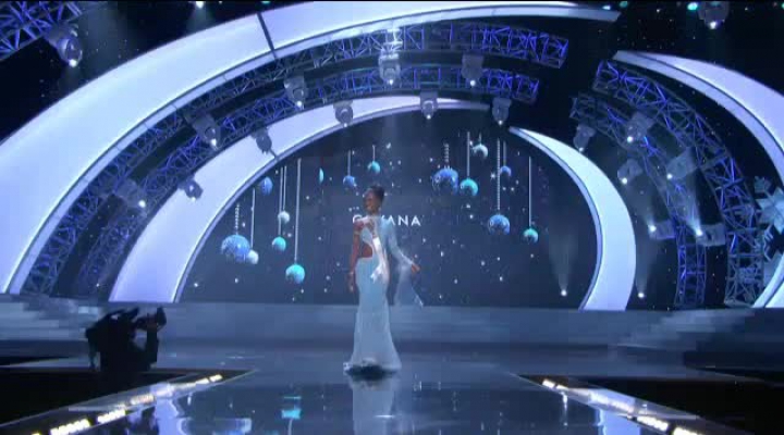 Miss Guyana falls on the stage at Preliminary Competition of Miss Universe