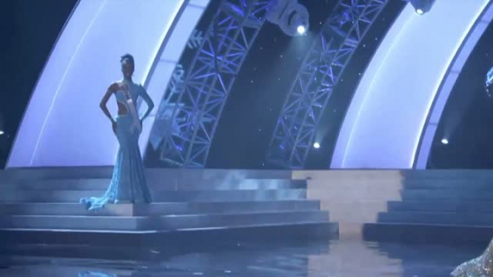 Miss Universe 2012: Miss China Slips Twice