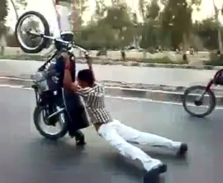 Pakisztáni stuntriderek
