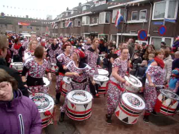 Sinterklaas bevonul Tilburg-be, dobosok.
