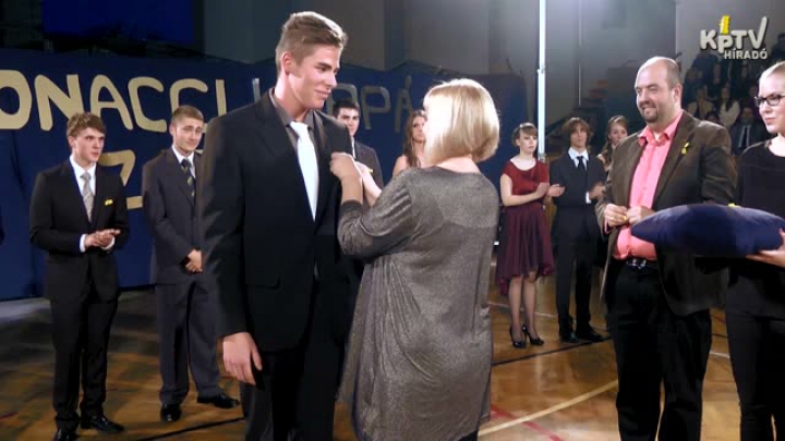 Szalagavató 2013 / 03 - A Hoppá osztály szalagtűzése