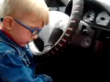 Erik autót vezet