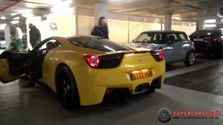 Lángokat okád a Ferrari 458